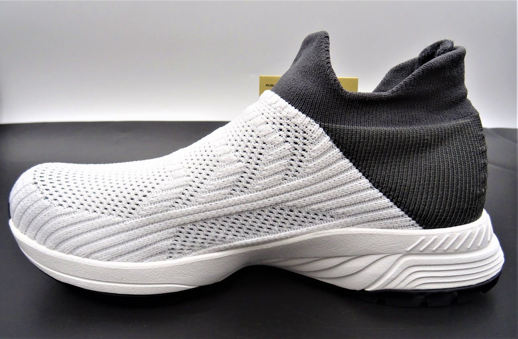 UYN Scarpe da donna: UYN FREE FLOW MASTER, WHITE/GREY, GR. 37 – Nuovo (secondo la descrizione) da Winterthur venduto da Restwert_Winterthur