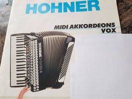 guterhaltenes Akkordeon midi Anschluss mit Ständer