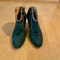 Absatz Schuhe aus grünem Wildleder