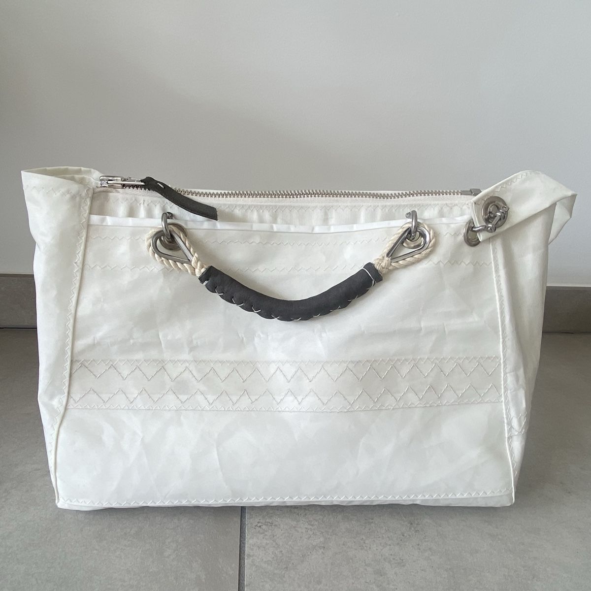Borse da donna: Sac en voile recyclée - PIÈCE UNIQUE – Nuovo e nell'imballaggio originale da Vétroz venduto da clc_6cdz