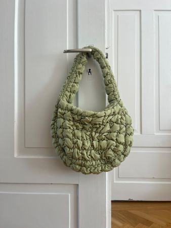 COS gesteppte Designer Mini Bag in Salbeigrün neuwertig