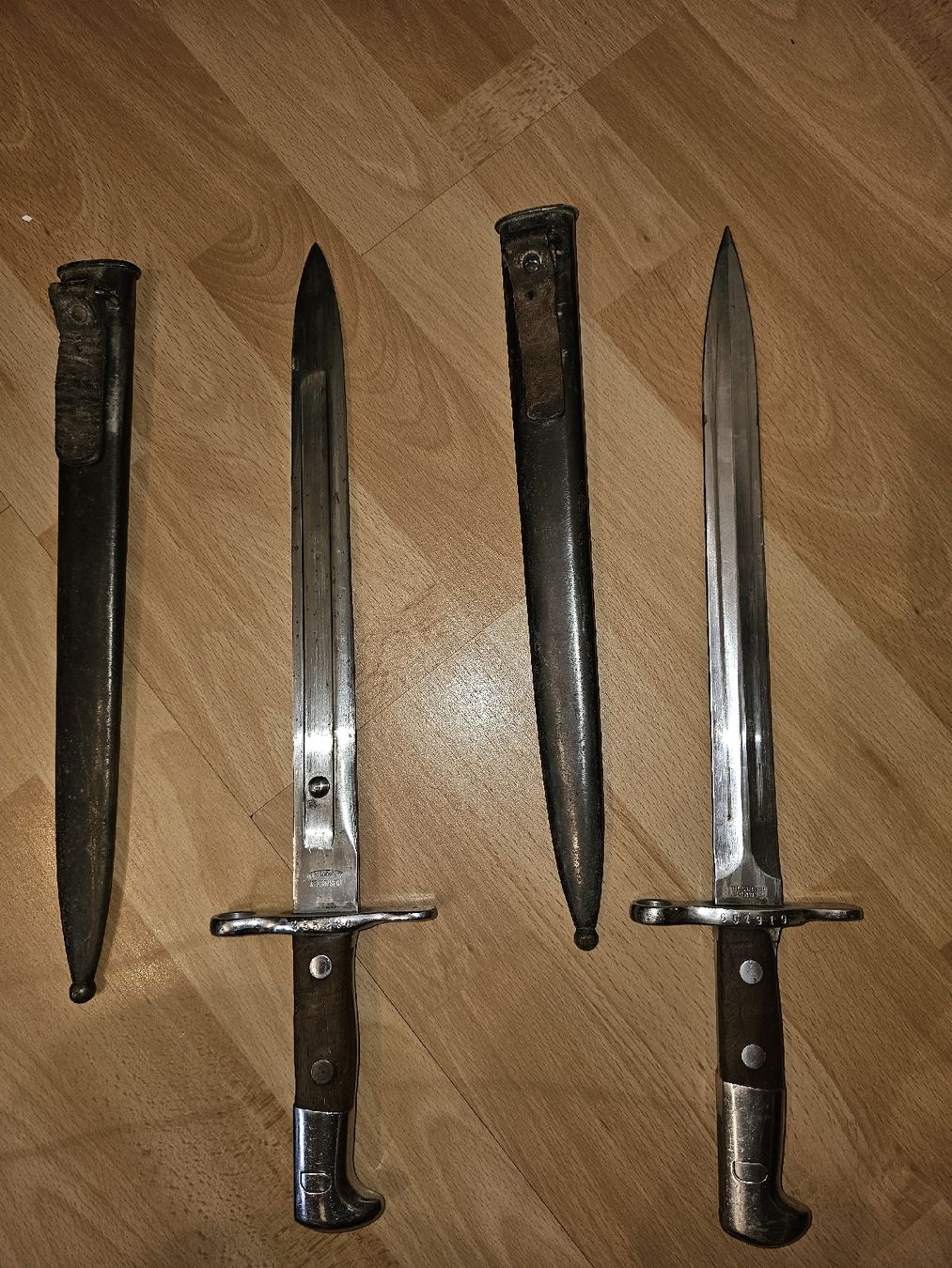 Schweizer Armee Armi bianche: ​2 Schweizer Bajonette Modell 1918 mit Scheide – Usato da Seuzach venduto da hwulf
