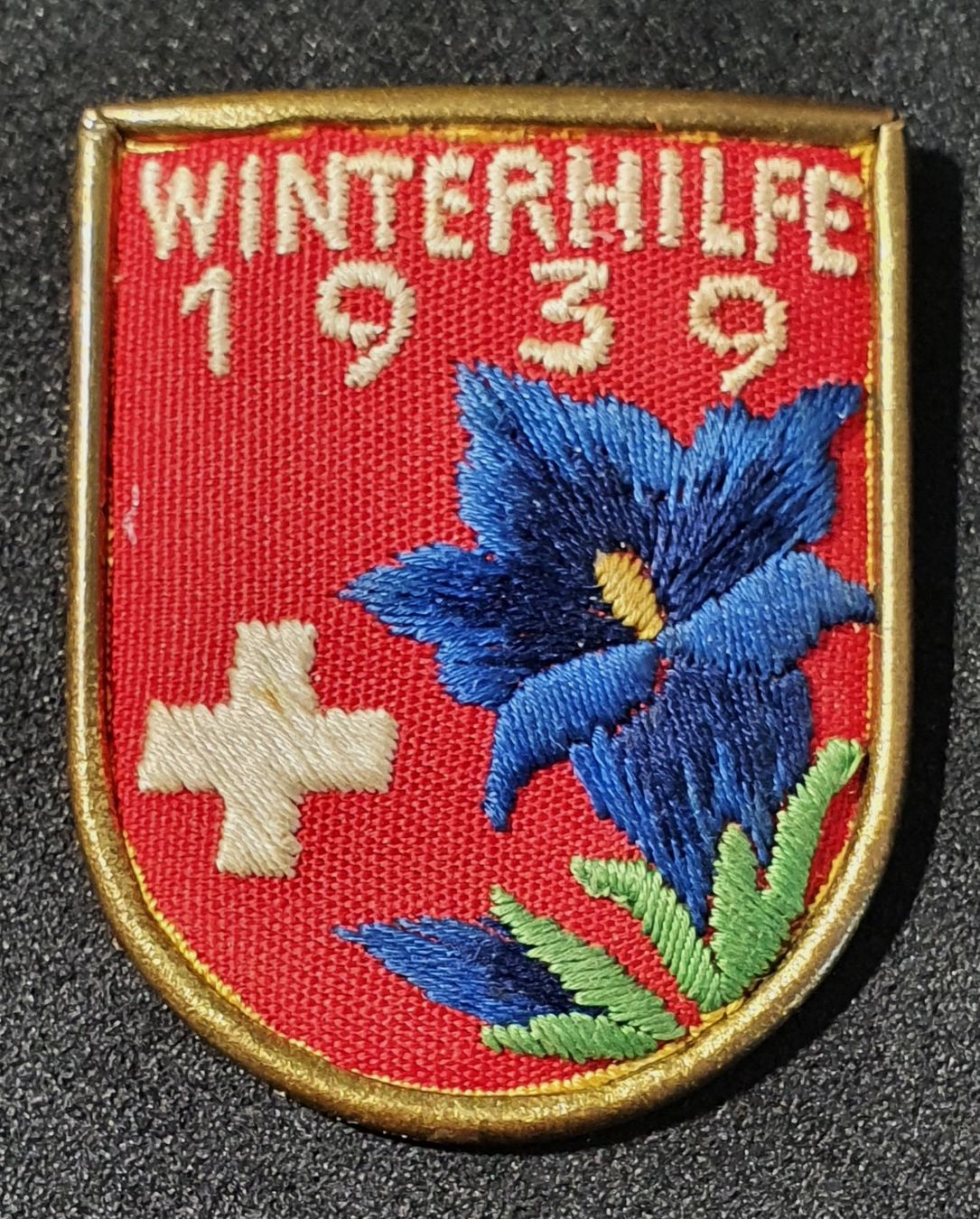 Placchette & Badge: CC855 - Winterhilfe Abzeichen 1939 Enzian – Usato da Reinach BL venduto da Boston-Verkauf