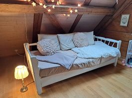 Shabby Chic Sofa Bett mit Decken und Kissen