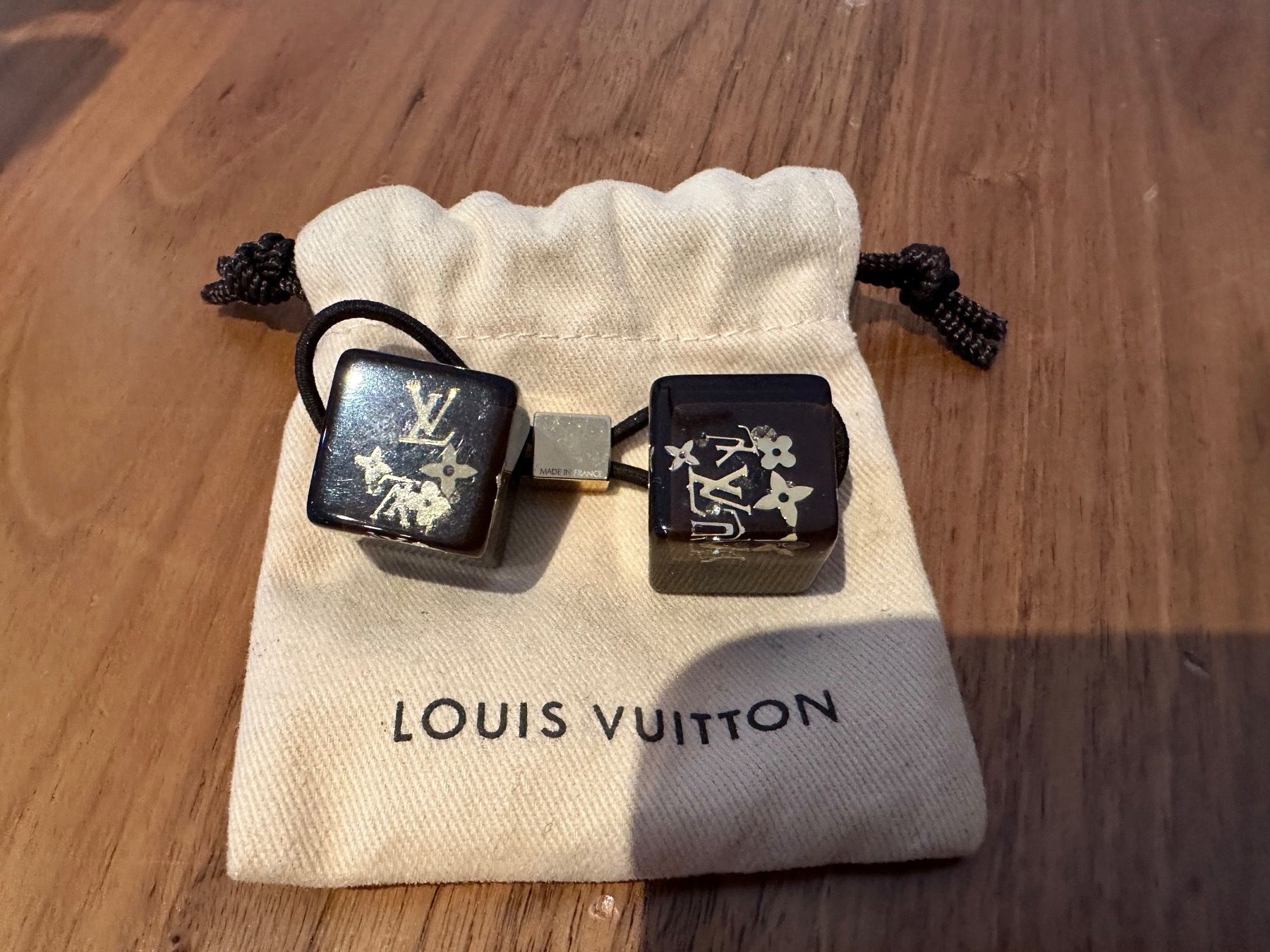 Louis Vuitton Accessori per capelli: Louis Vuitton Haircubes – Usato da Hittnau venduto da LuxAndMore