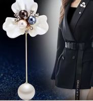 Elegante Brosche in Blumenform mit Perlen, neuwertig!