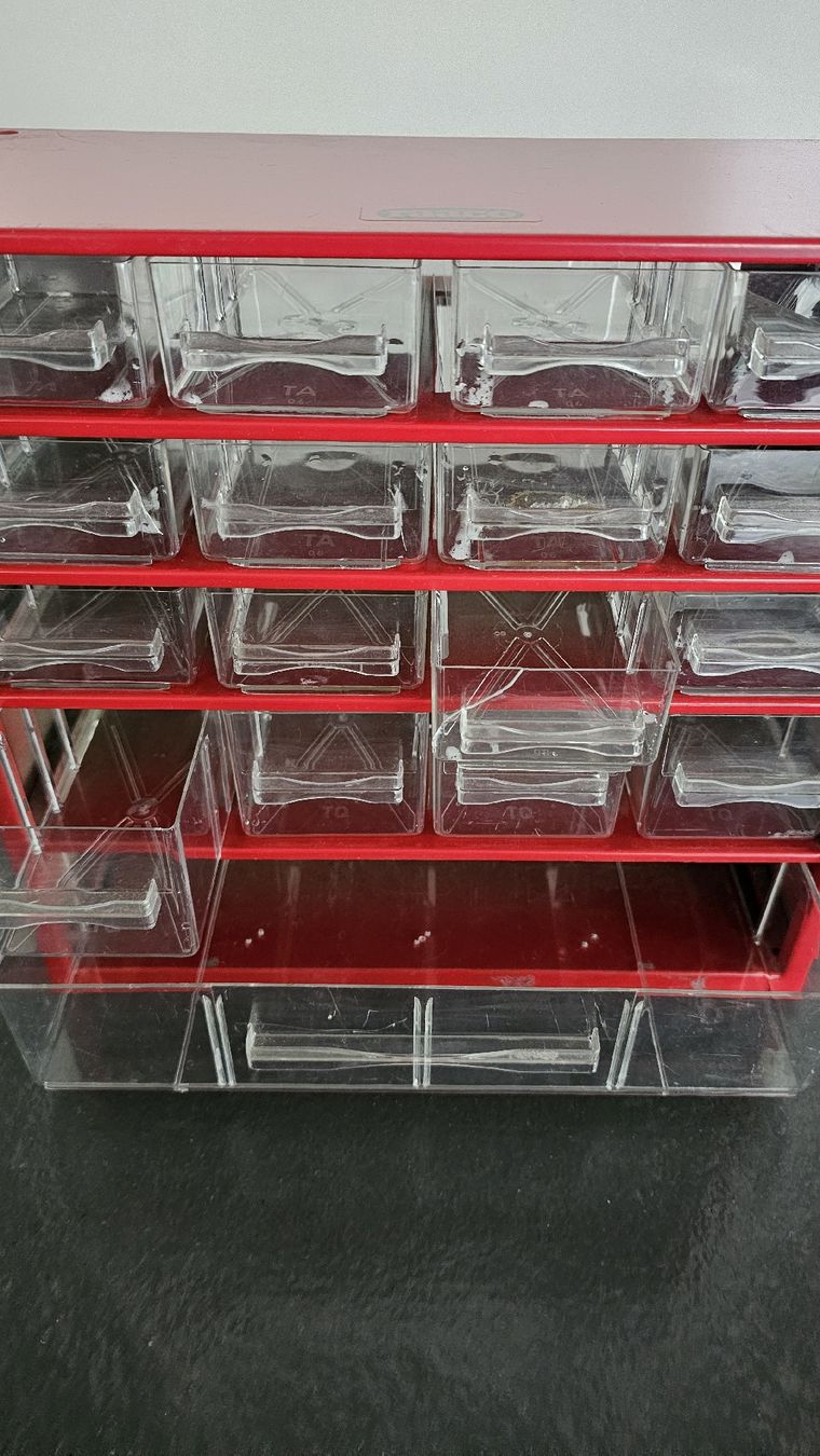 Sonstige Dekorationen & Accessoires: Raaco Sortimentskasten rot 17 Schubladen gebraucht – Gebraucht aus Richterswil von furlan 1