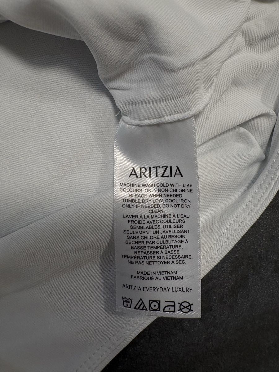 Aritzia Top: Aritzia Contour Squareneck Hip Tank S – Usato da Rümlang venduto da svent 7