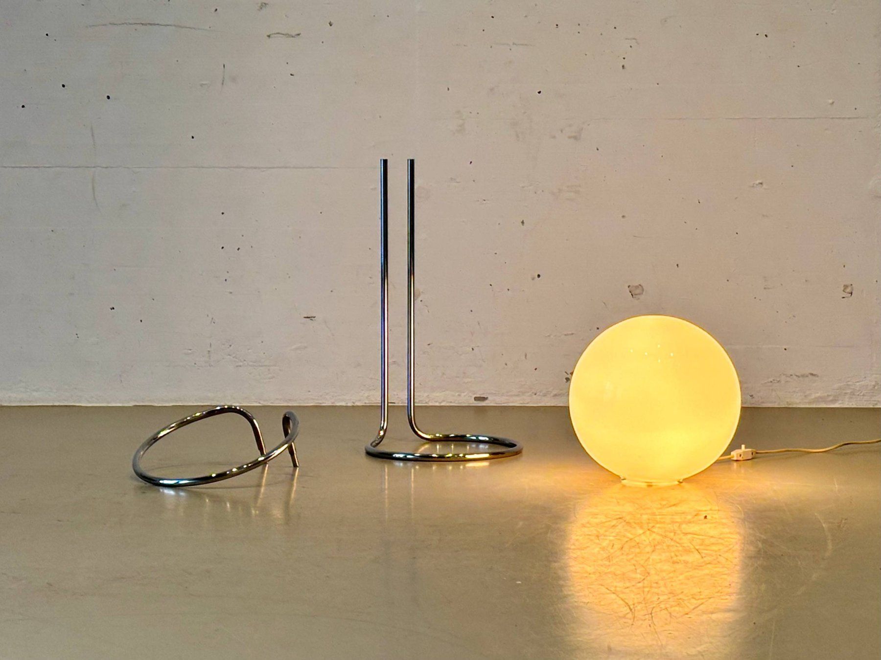 Lampen: Space Age Stehlampe mit Opalglaskugel und Chromgestell, 70er – Gebraucht aus Zürich von LeMoege 4