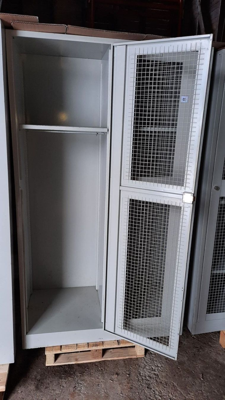 Armadi: Blech Schrank Kleider Wohnung Garderobe – Usato da Hedingen venduto da Zwackul 1