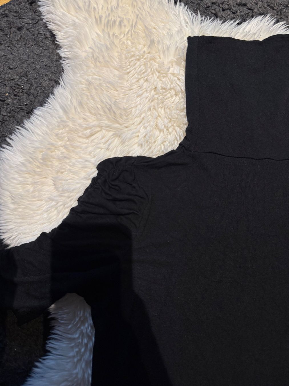T-shirt: schwarzes Rollkragenshirt mit Puffärmeln, S – Usato da Künten venduto da bel_6wn2 2