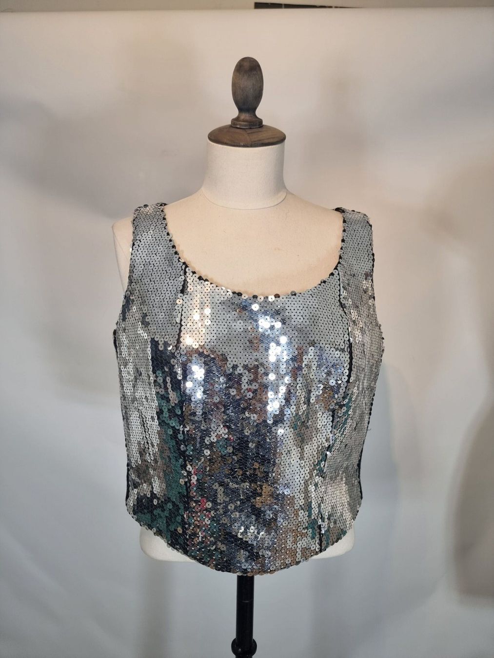 Top: Moschino Cheap and Chic Pailettentop – Usato da Zürich venduto da ANU-AnimalsNeedUs