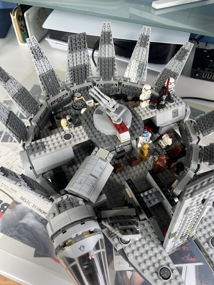 Lego Baukästen: Lego Star Wars Falcon + Diverse Figuren – Gebraucht aus Roggwil BE von NYRF 1