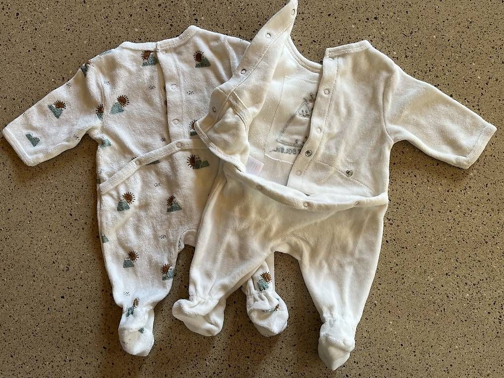 Pyjamas & Ähnliches: Set samtige Strampler mit Wickelklappe. – Neu und originalverpackt aus Winterthur von JohannesMarion 1