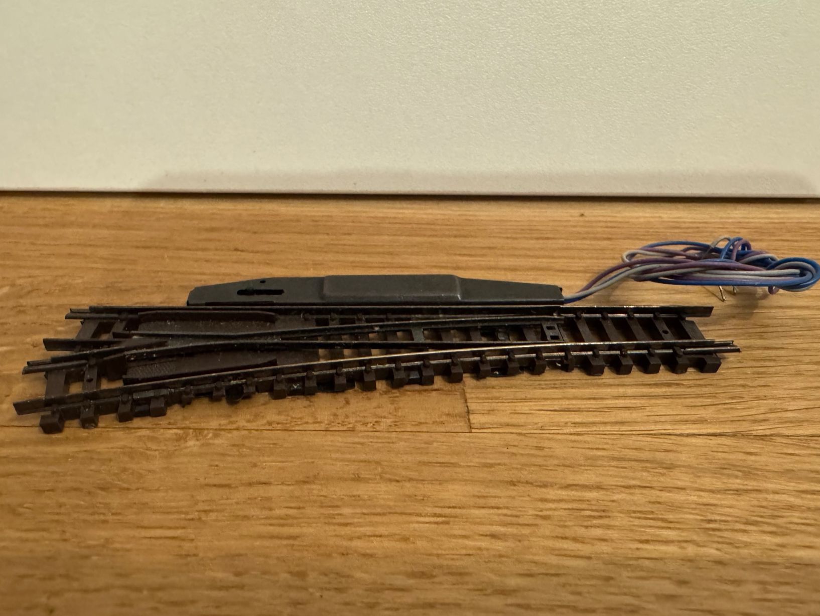 Arnold Modellini di ferrovie: Arnold Weiche mit El. Antrieb Spur N 1740-L – Usato da Schlierbach venduto da Look8