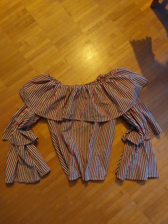 Coole Bluse mit Volant S, M