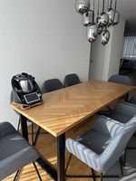 Tisch mit Stühlen