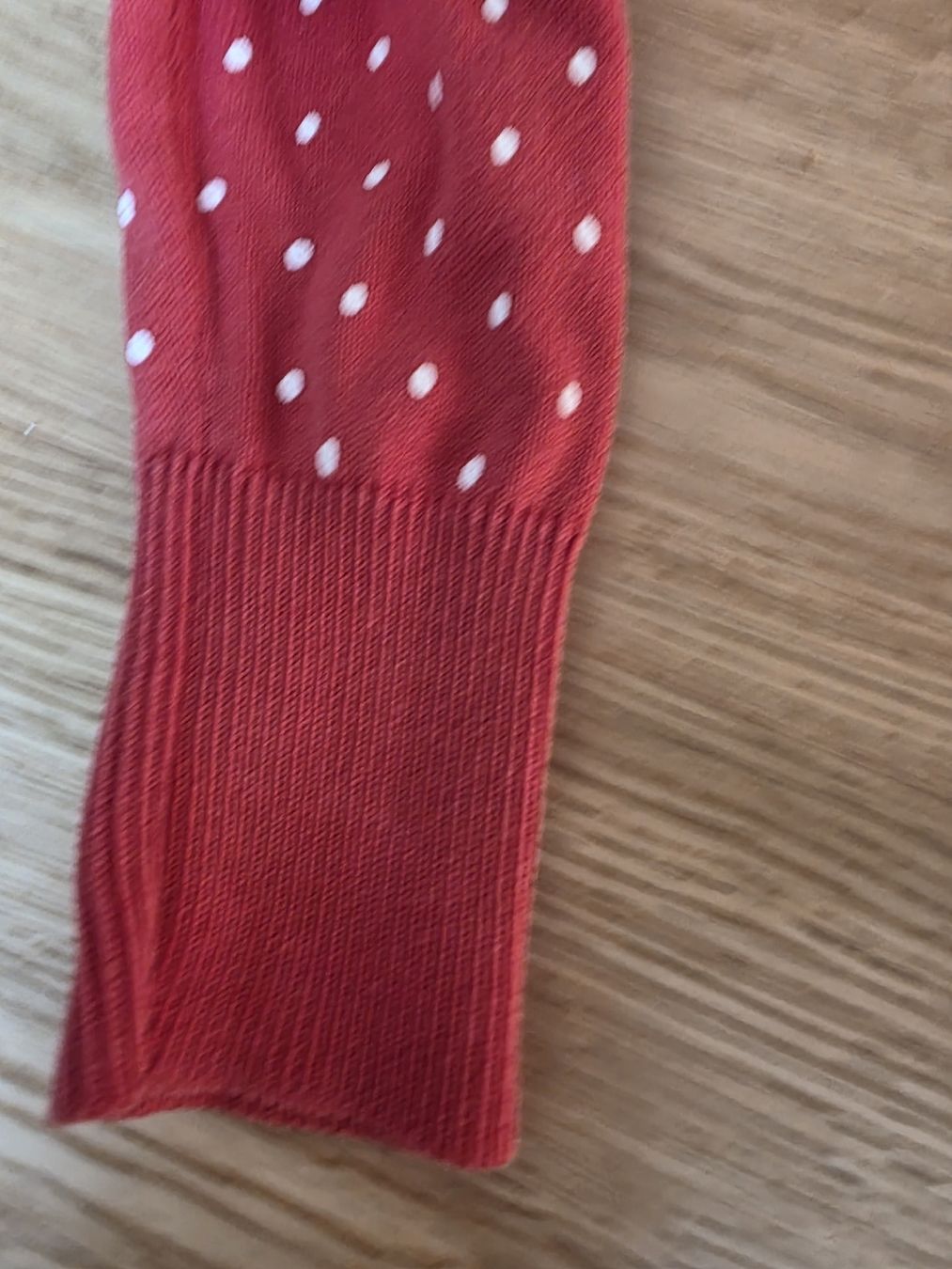 Maglioni & Felpe: Rote Strickjacke mit Pünktchen, Grösse 122/128 Top – Usato da Toffen venduto da ver_x68f 2