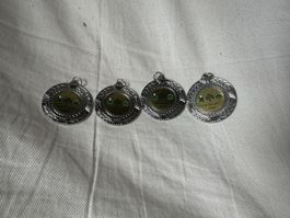 4 gleiche silberne Medaillen