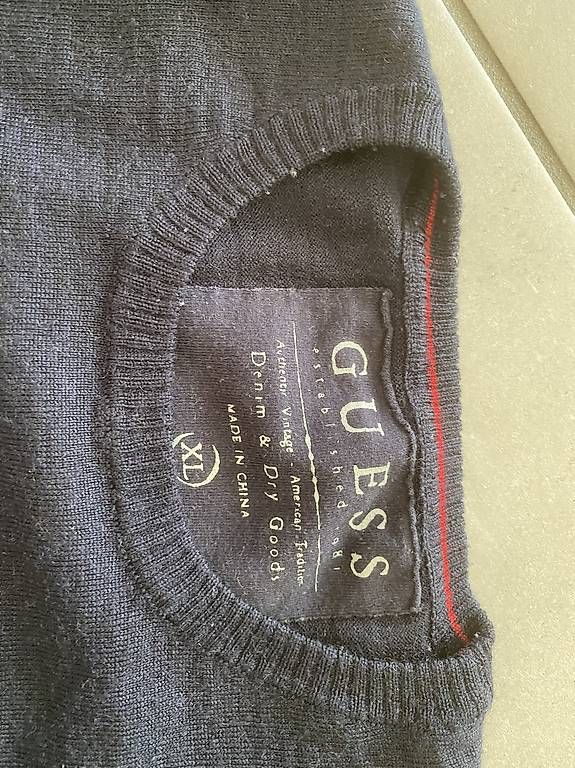 T-shirt: Maglia GUESS – Usato da Gordola venduto da Funghy 1
