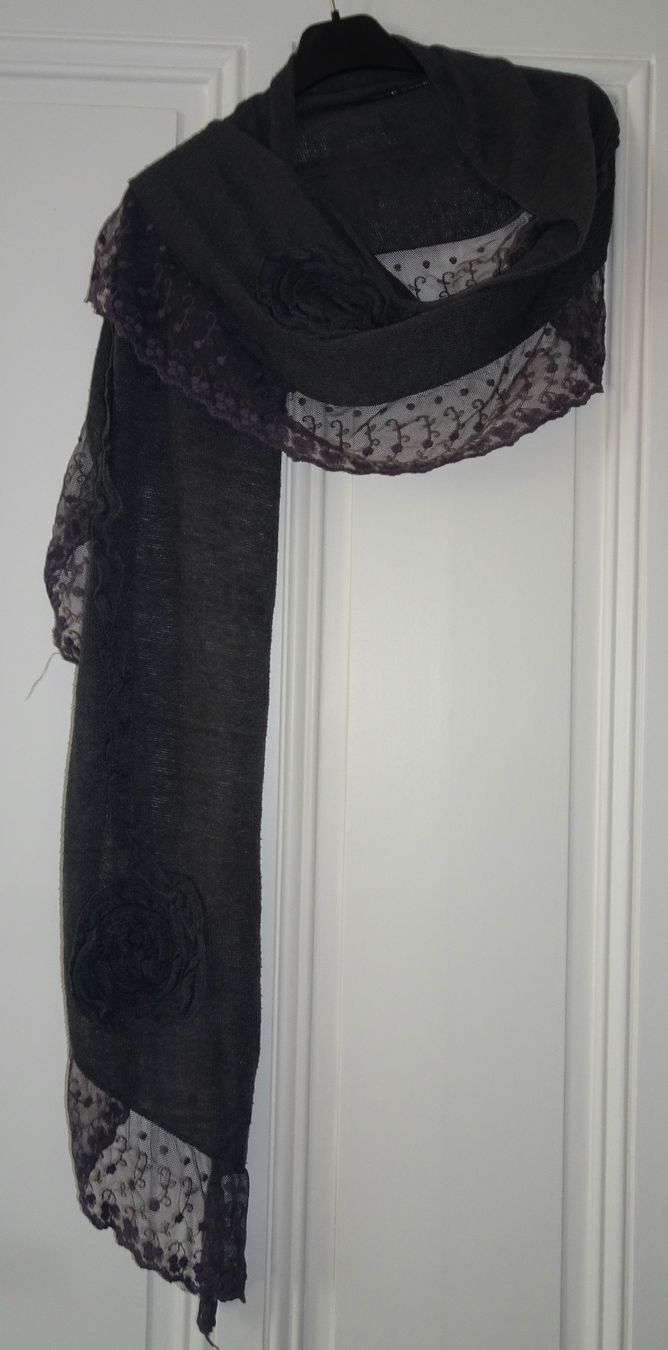 Foulard & Sciarpe: Echarpe grise dentelle et fleurs – Usato da Châtelaine venduto da Gio54321 6
