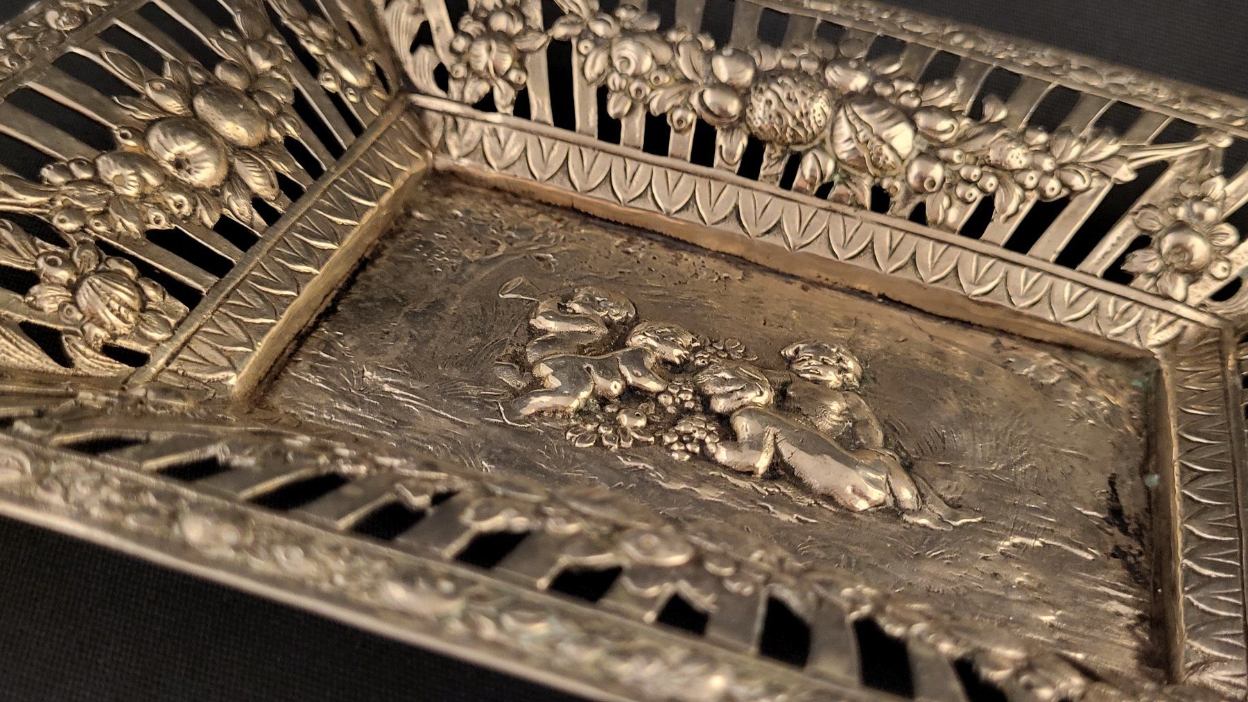 Statuette: Relief-Schale mit Putti ALPACA – Usato da Basel venduto da spinne02 2