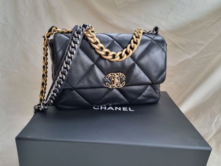 Chanel 19 Neuwertig, Medium