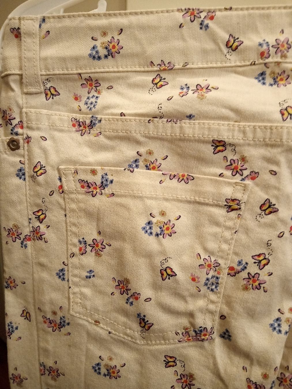 C&A Pantaloni: Sommerliche Mädchen Jeans mit Blumenmuster, Grösse 134 – Usato da Büren SO venduto da swelch 2
