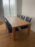 Massiver Holztisch mit 6 Stühlen