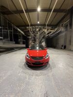 Voiture Opel Corsa rouge, état d'occasion correcte
