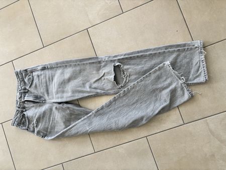 Jeans Stradivarius Grau Grösse 34 mit Rissen guter Zustand
