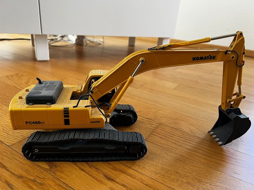 Pelle Sur Chenille KOMATSU PC 450 LC – Universal Hobbies 1/50 – Modèle De Collection En Métal Et Plastique