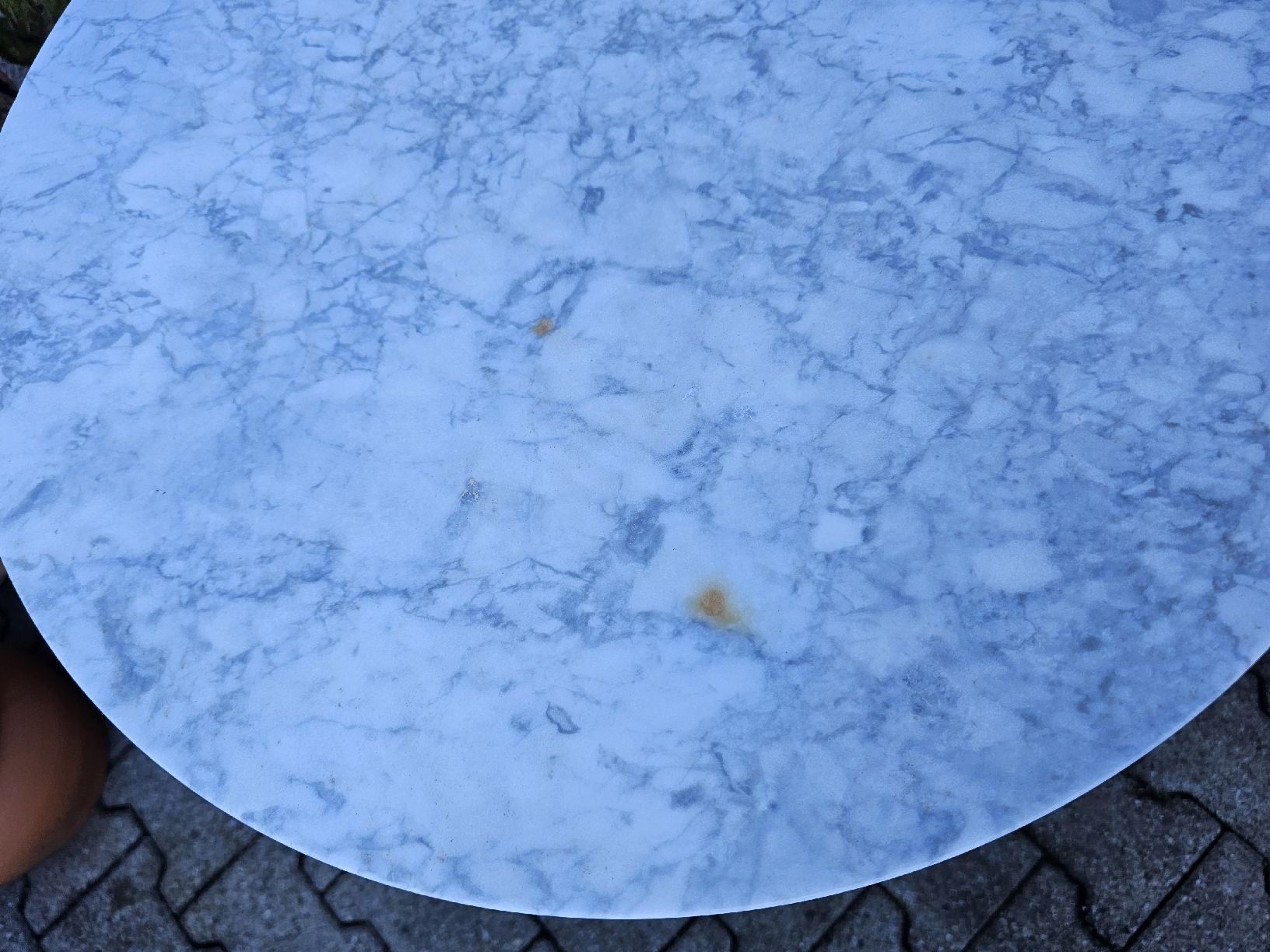 Set di tavolo e panche: Bistrotisch Marmortisch Metallstuhl – Usato da Villnachern venduto da hasta08 9