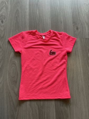Pinkes T-Shirt mit "Love"-Detail - Sommerliches Top!
