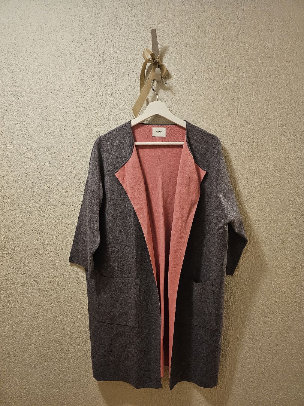 Globus Giacche: Globus, schlichte Strickjacke, Gr. M, Grau/Rosa  – Nuovo (secondo la descrizione) da Bern venduto da Oscarella