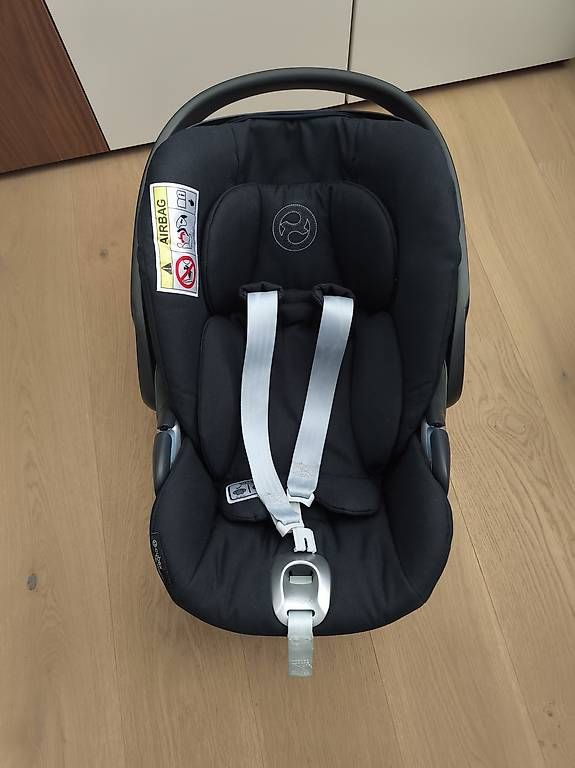 Seggiolini per auto: Cybex Babyschale dunkelblau mit Isofixstation – Usato da Triesen venduto da DesiL87 1