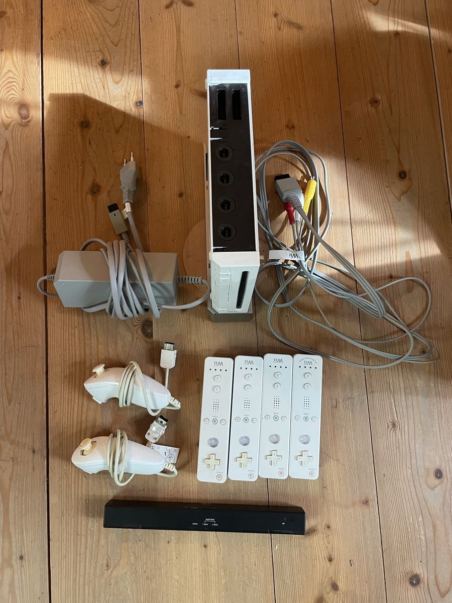 Nintendo Console: Nitendo Wii inkl. 4 Controller & 2 Nunchucks – Usato da Winterthur venduto da Xavira