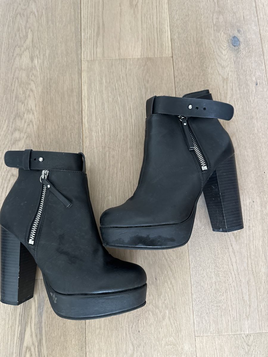 H&M Scarpe da donna: Schwarze Plateau Stiefeletten Gr. 36 – Usato da Rheineck venduto da sam_9m27
