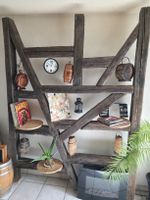Rustikales Holzregal im Vintage / Altholz Stil