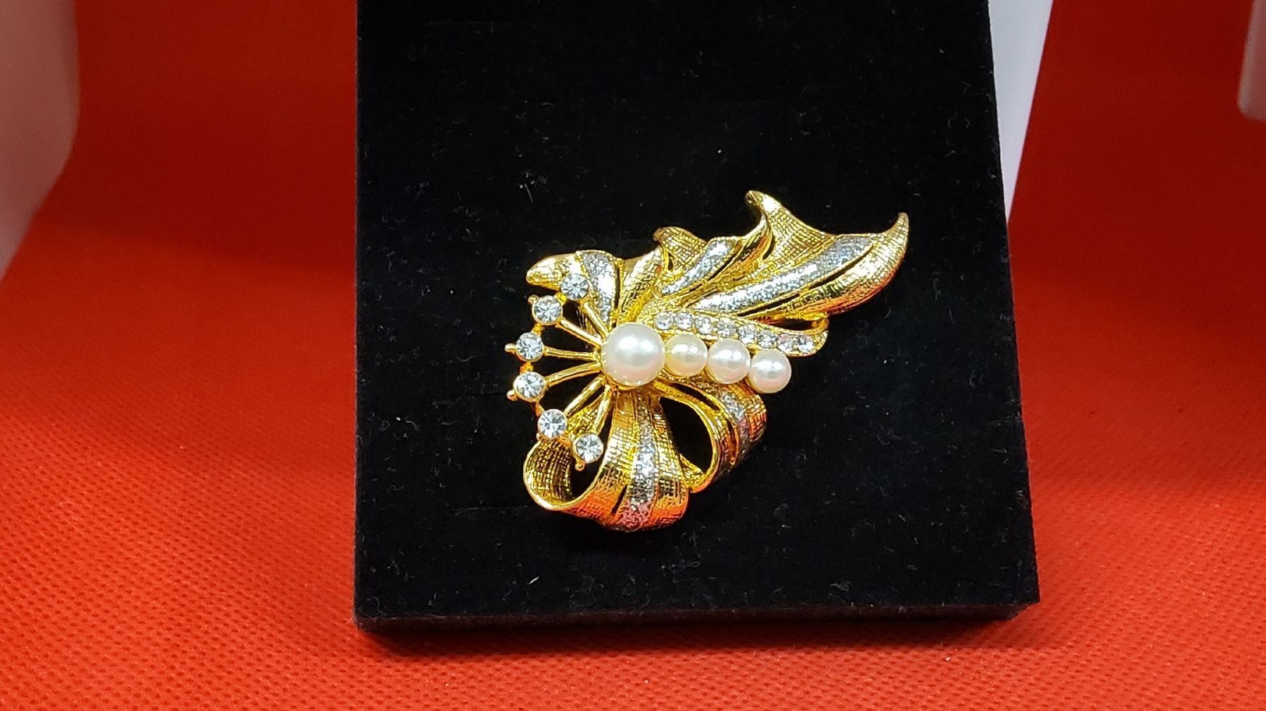 Broschen & Nadeln: Vintage brosche mit Perlen und Strass, sehr edel – Gebraucht aus Herisau von Nluanalucas