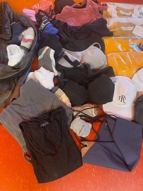 Lotti di vestiti: Grosses Damen Kleiderpaket – Usato da Wängi venduto da Bmo 3