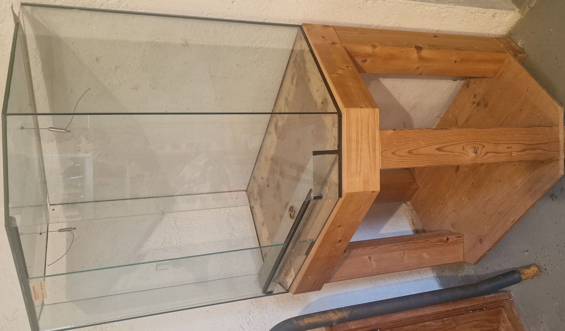Terrario: Terrarium mit Holzunterbau Eckform gebraucht – Usato da Guntmadingen venduto da FabiChiara
