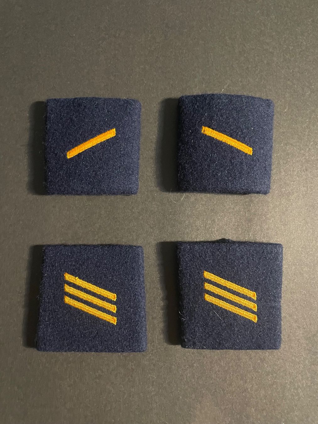 Armée suisse Uniformes: 4 Patten/Achselschlaufen – D'occasion à Wila par Lokelo