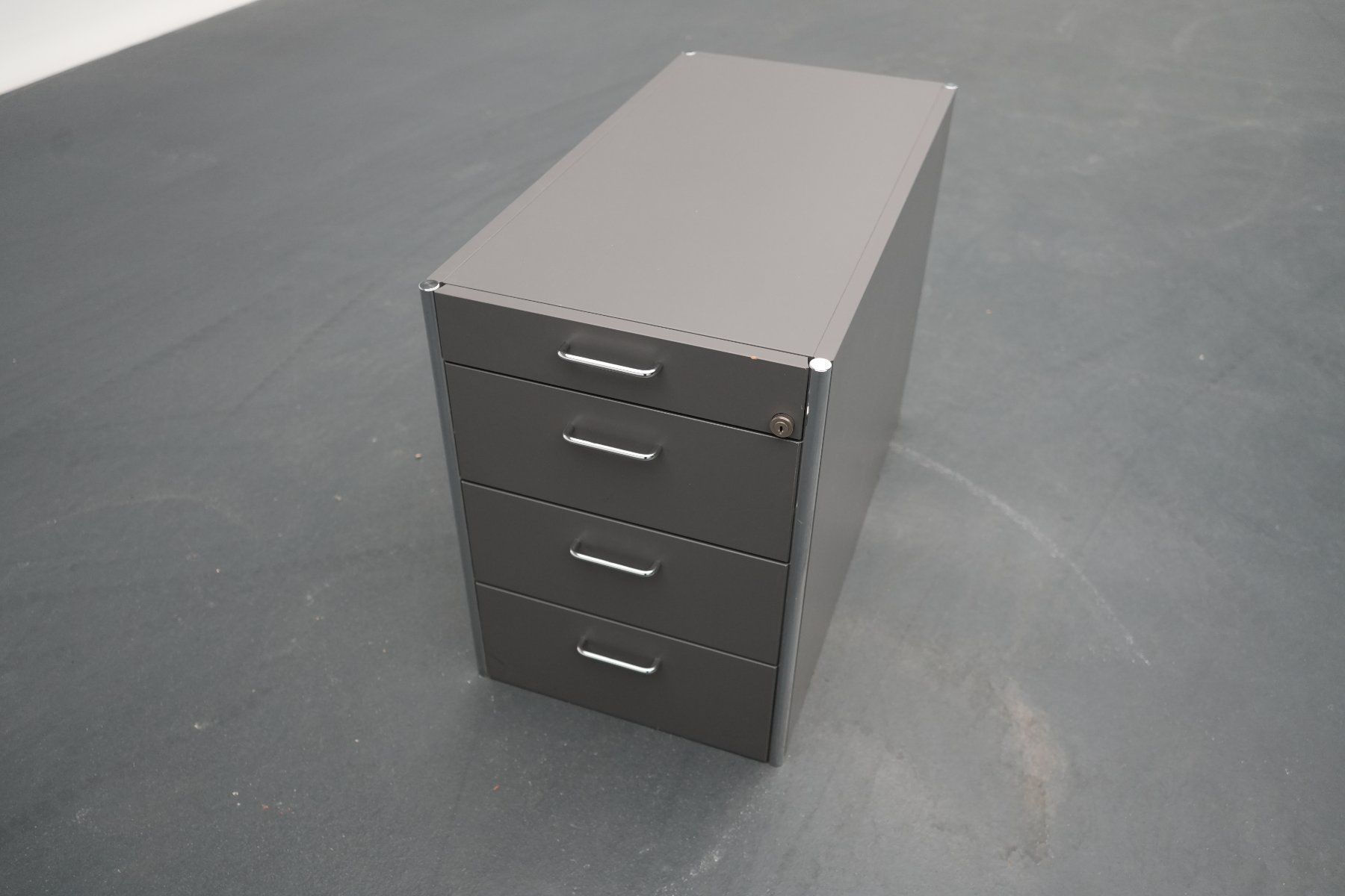 Eléments de bureau: Aktenschrank mit Rollen – D'occasion à Safenwil par EFAGSafenwil5745