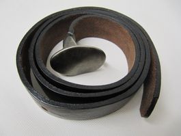 Ledergürtel mit ovaler Metallschnalle