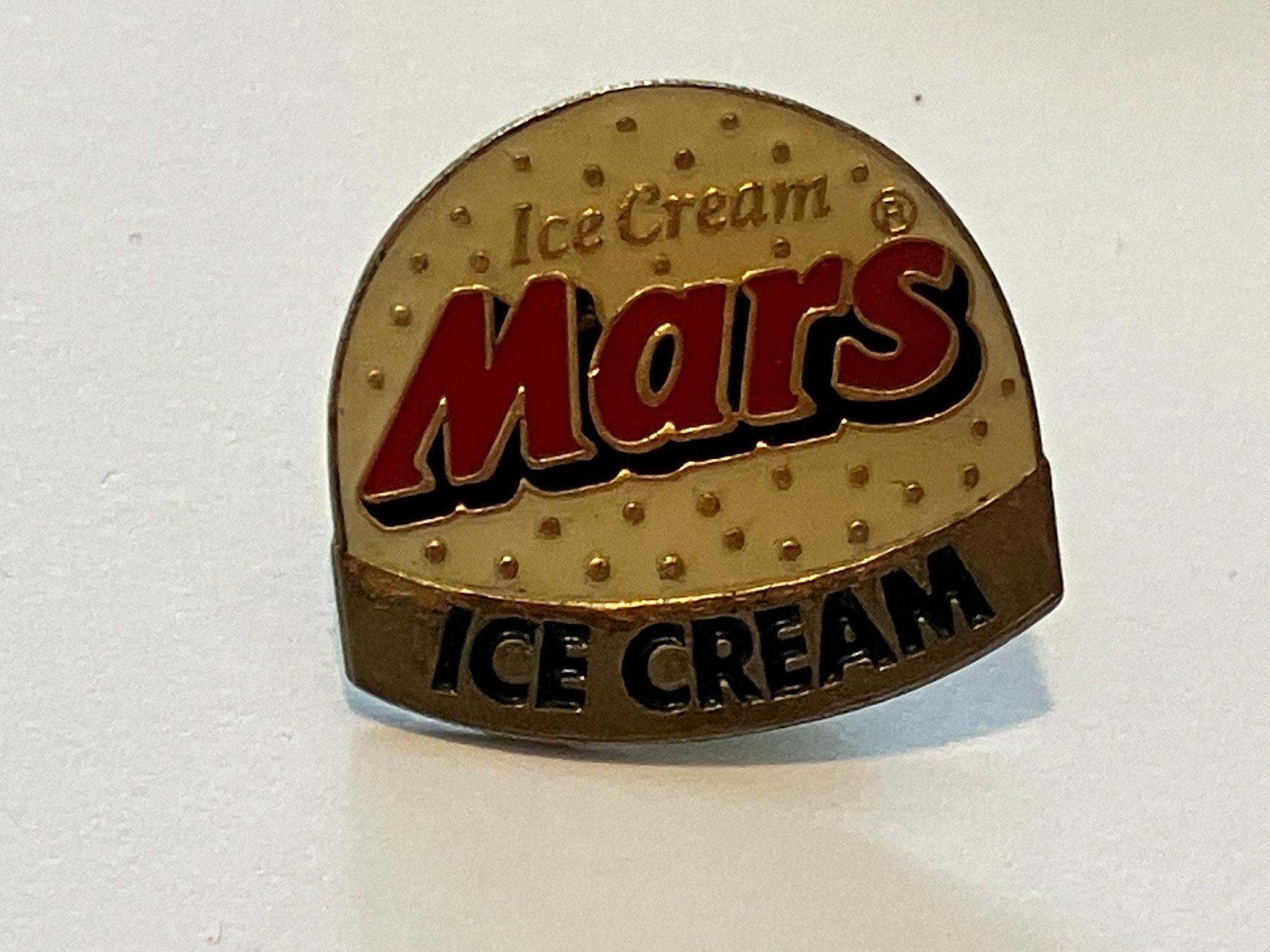 Placchette & Badge: 1 Pin Ice Cream Mars – Usato da Basel venduto da djwwpp