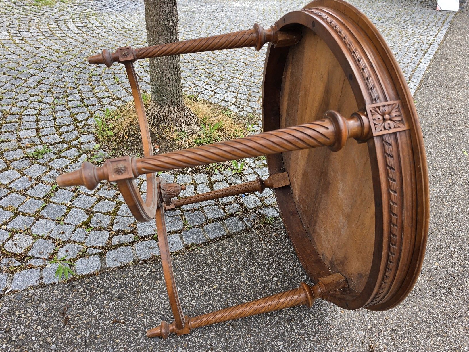 Tavoli: Antiker Nussbaum Rundtisch mit Schnitzereien,  – Usato da Mettlen venduto da elios0888 9