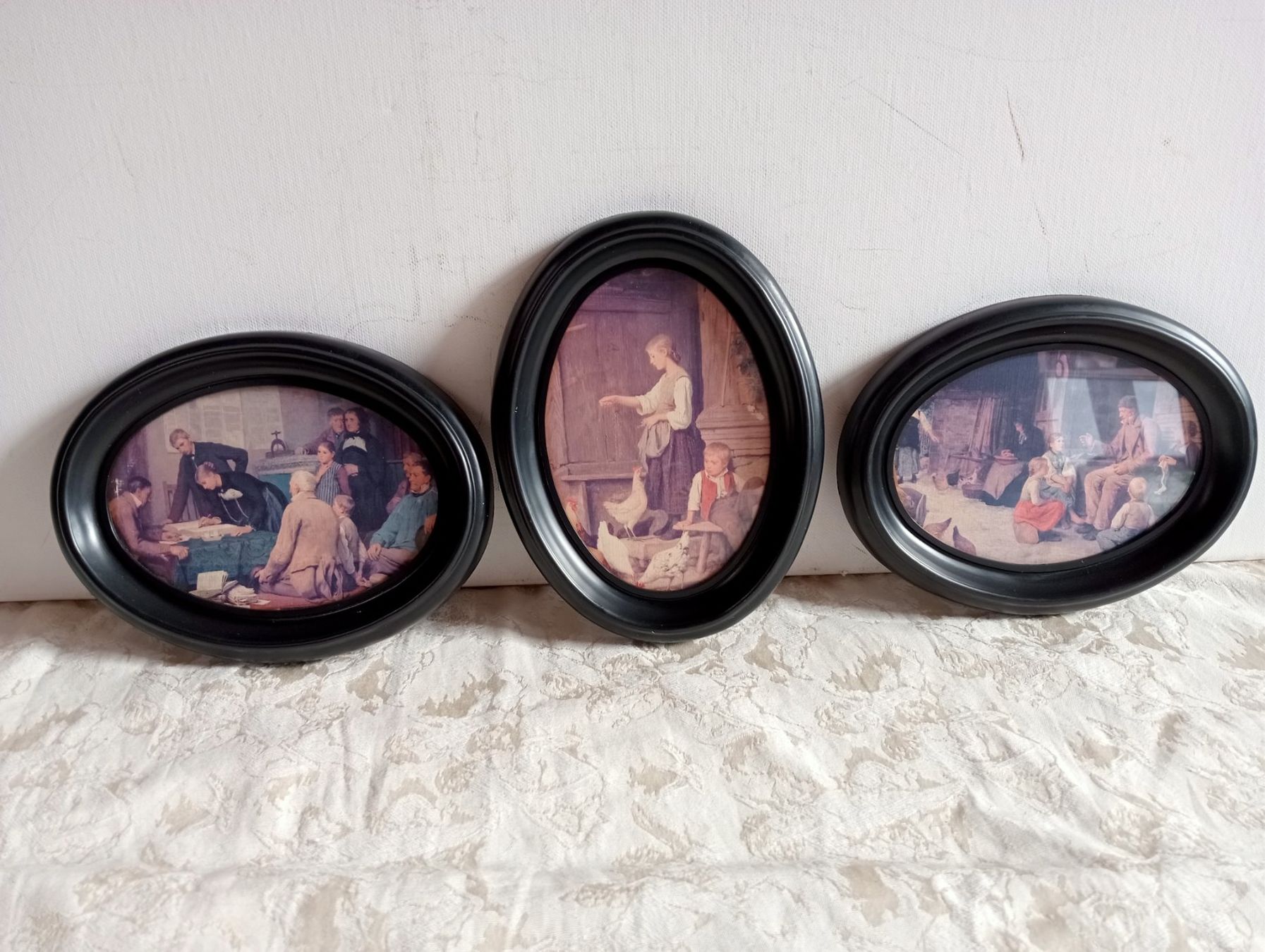 Bilderrahmen: 3er Set Vintage Bilderrahmen mit Bildern Oval Kunststoff – Gebraucht aus Oberdorf BL von Barocki888
