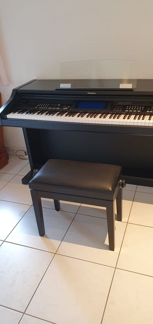 Technics Musikinstrumente: Klavier / E-Piano/ Technics SX-PR604 mit Stuhl und Mikrofon – Gebraucht aus Ottenbach von