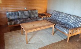 Wohnzimmergarnitur aus solidem Holz mit Couchtisch+Ecktisch